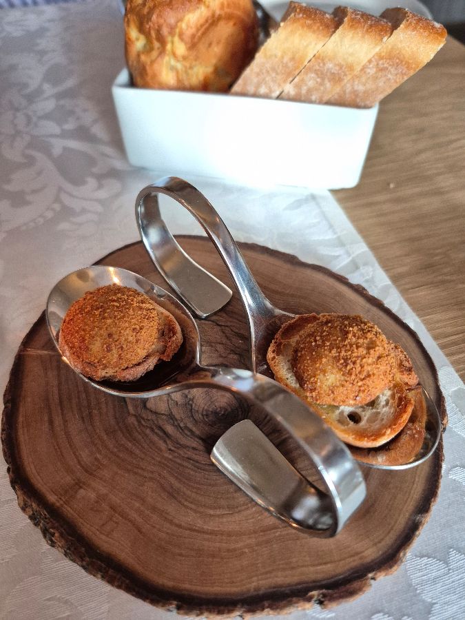 스푼 위에 놓인 앙증맞은 아뮤즈 부쉬