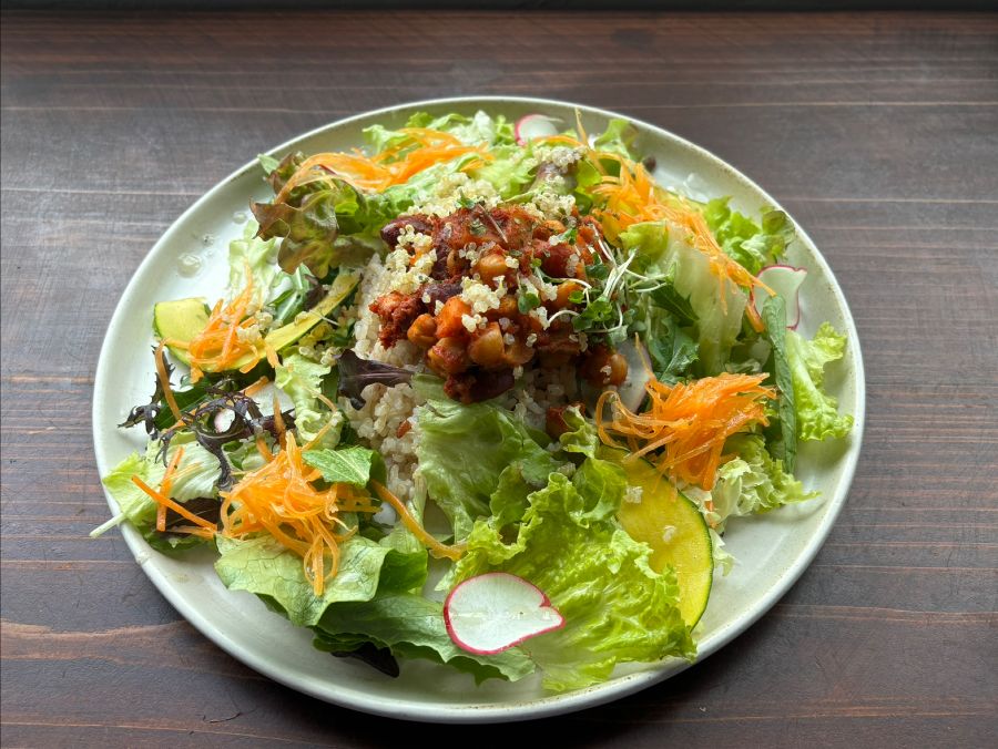 다채로운 색감의 샐러드