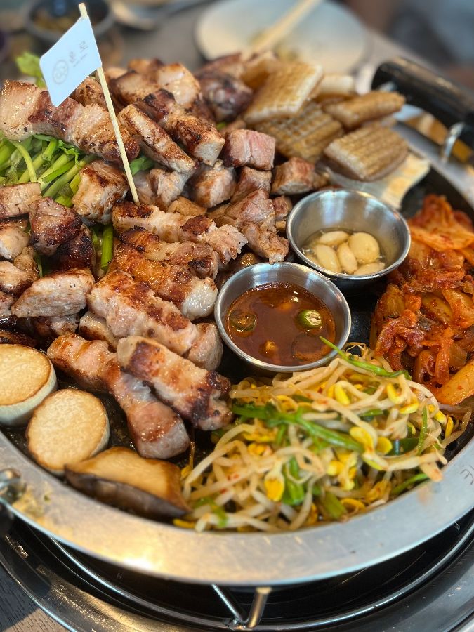 노릇하게 구워진 돼지고기 한 상