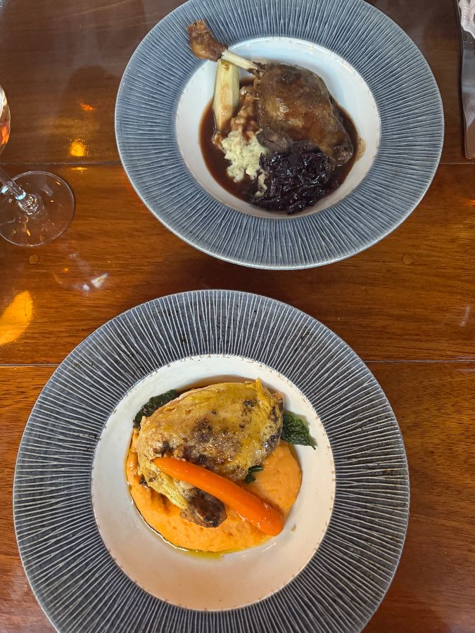 정갈하게 차려진 테이블