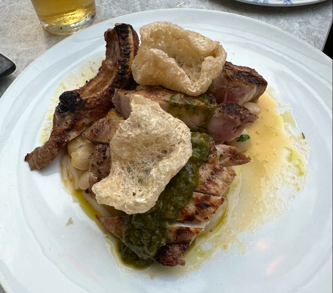 정갈하게 담겨 나온 메인 요리