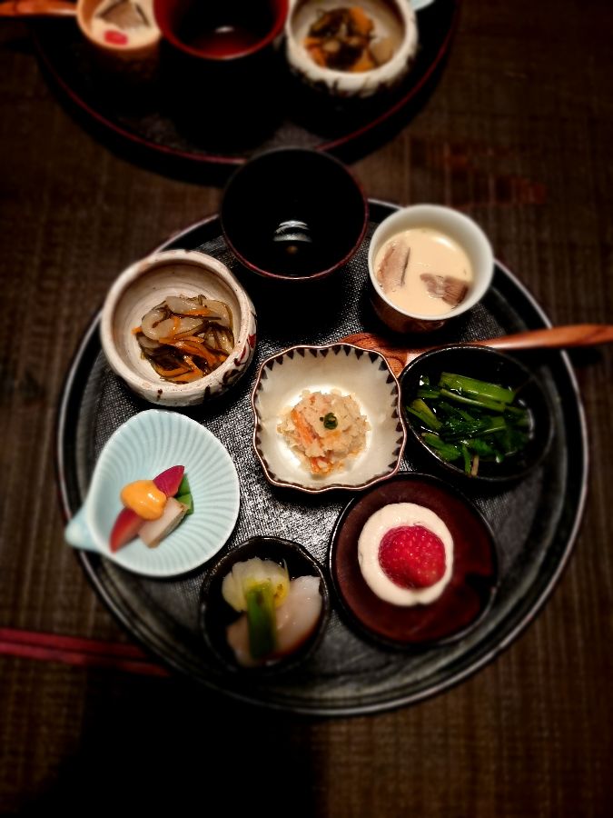 다양한 음식이 담겨져 나오는 한 상차림