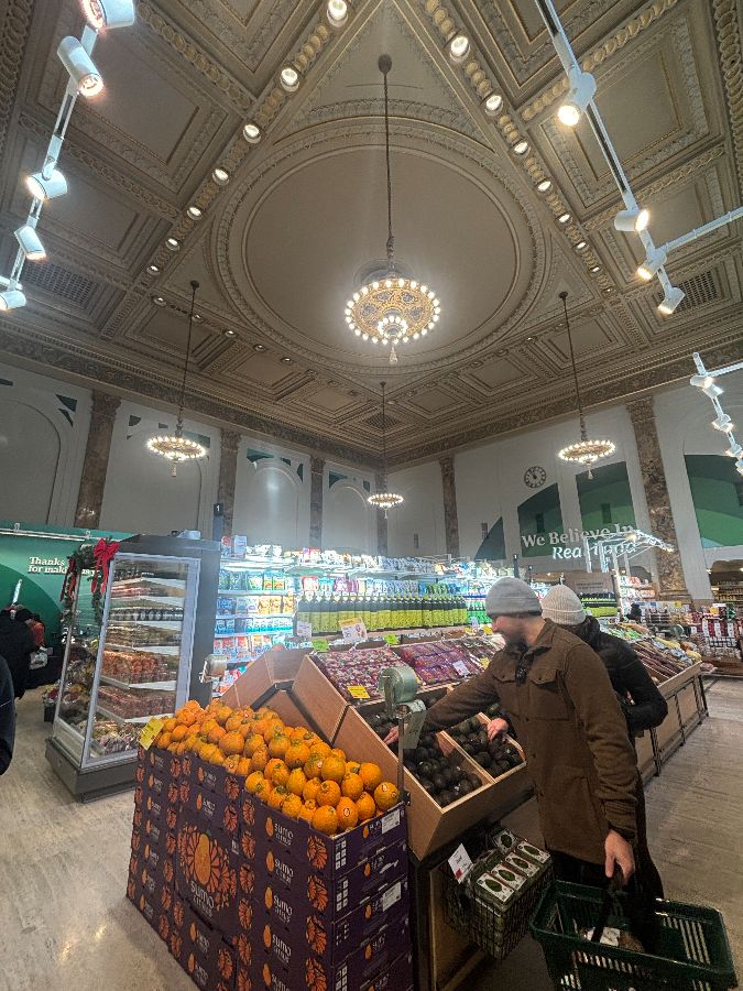 매장 내부 천장과 샹들리에