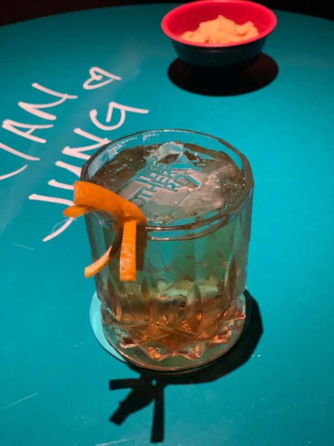 테이블에 쓰여진 낙서와 칵테일