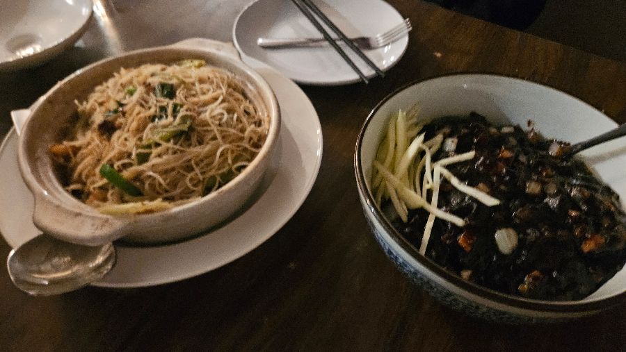 윤기가 자르르 흐르는 짜장면과 버미셀리 요리