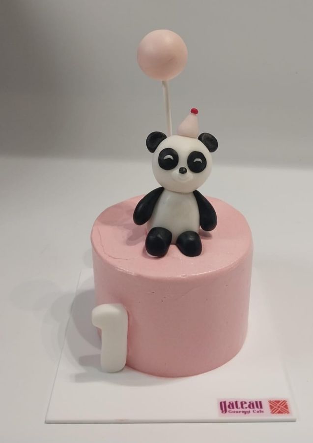 팬더 캐릭터가 올려진 케이크