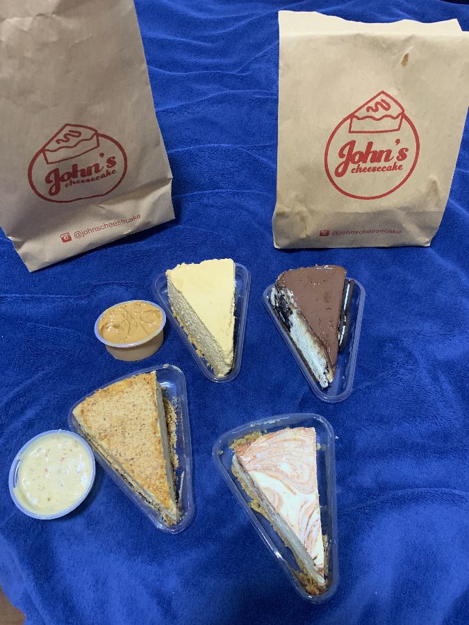 다양한 맛의 치즈케이크 조각들