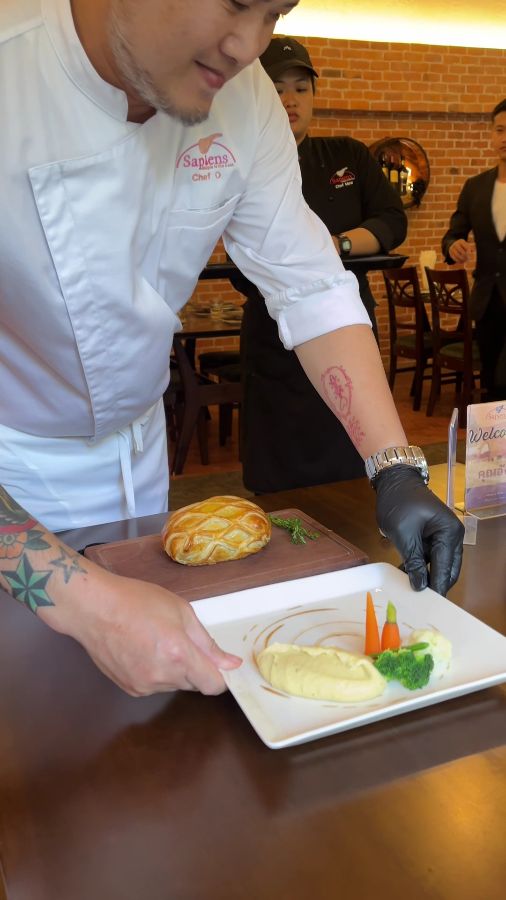 비프 웰링턴 서빙