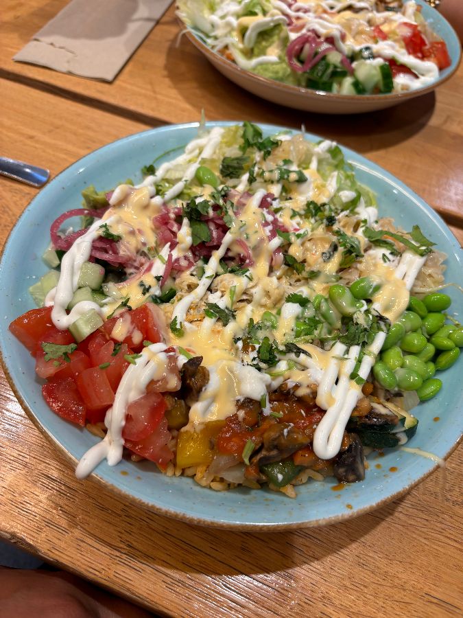 신선한 재료가 가득한 치킨 볼