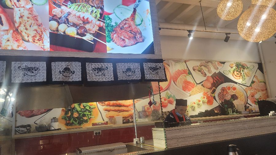 다양한 메뉴 사진으로 가득 찬 벽면