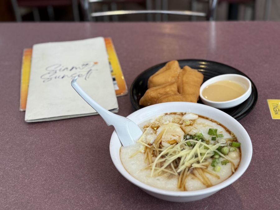 테이블 위에 놓인 쌀죽과 튀긴 도넛