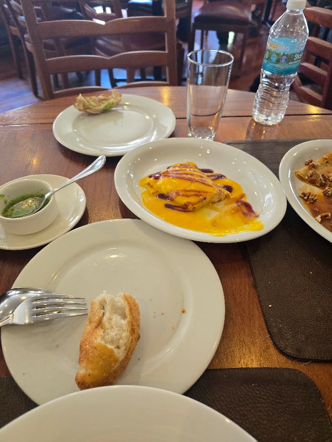 테이블 위에 놓인 다양한 음식들