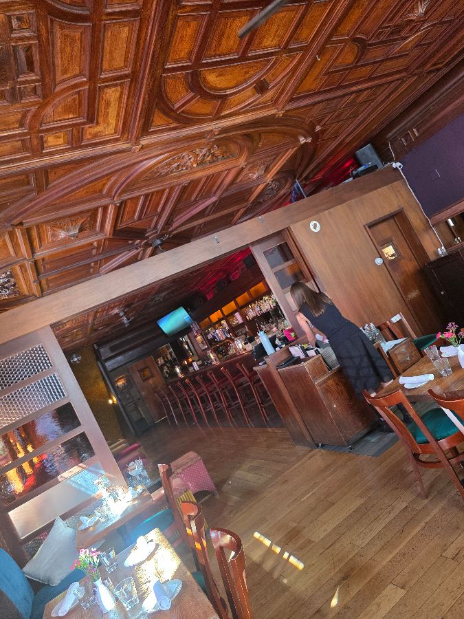 Onieal's on Grand 내부