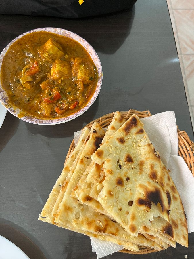 카레와 난이 함께 놓인 테이블