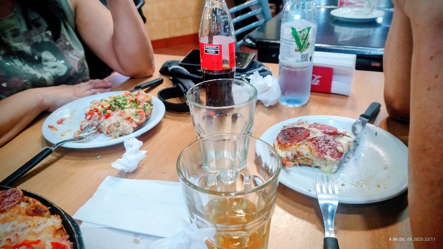 테이블 위에 놓인 피자와 음료