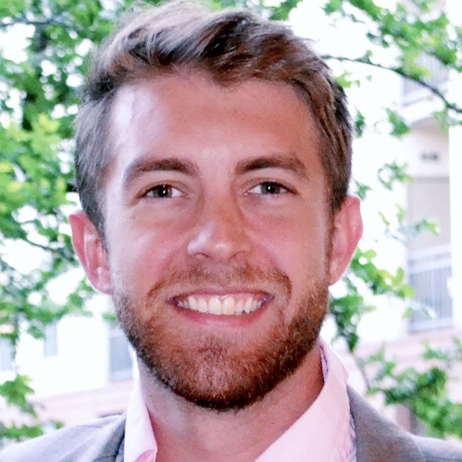 활짝 웃는 젊은 남성 셰프의 클로즈업 사진