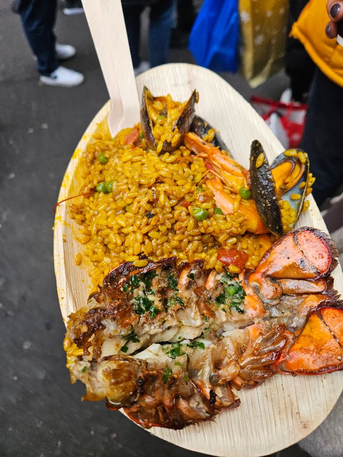 랍스터 테일과 빠에야가 담긴 접시