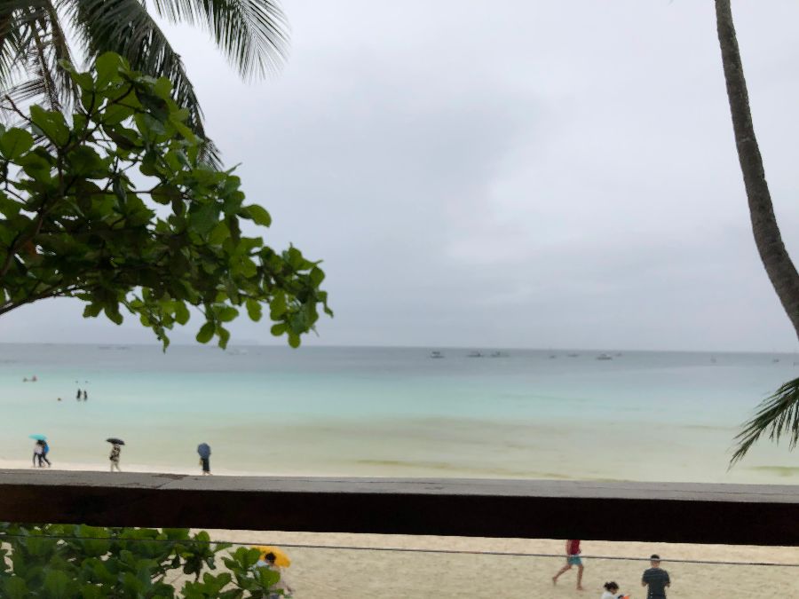 흐린 날의 보라카이 해변 풍경
