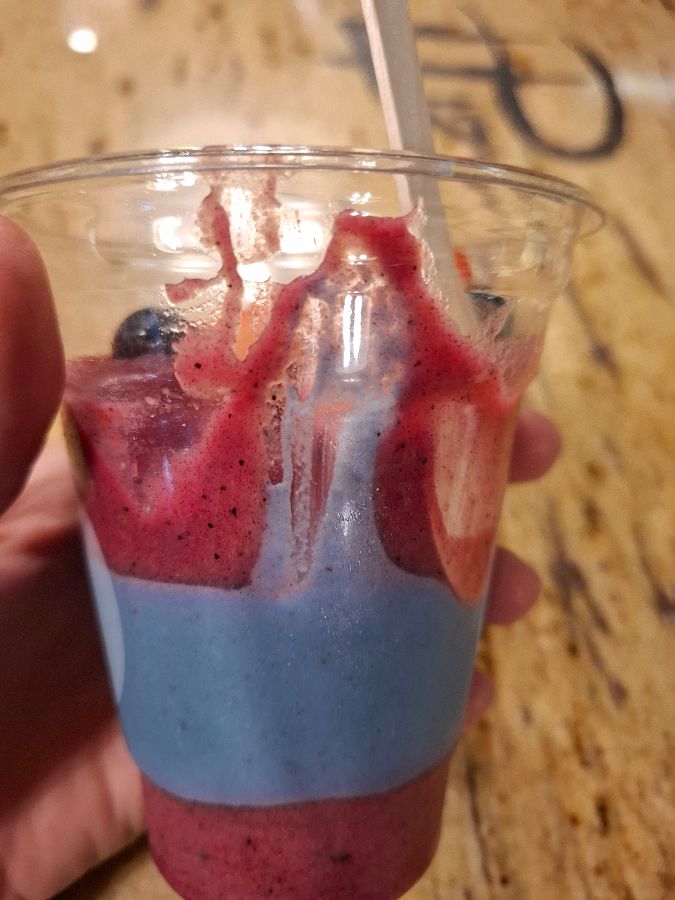 층층이 쌓인 아이스크림 컵