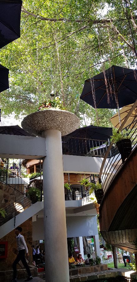 카페 외부 기둥 장식