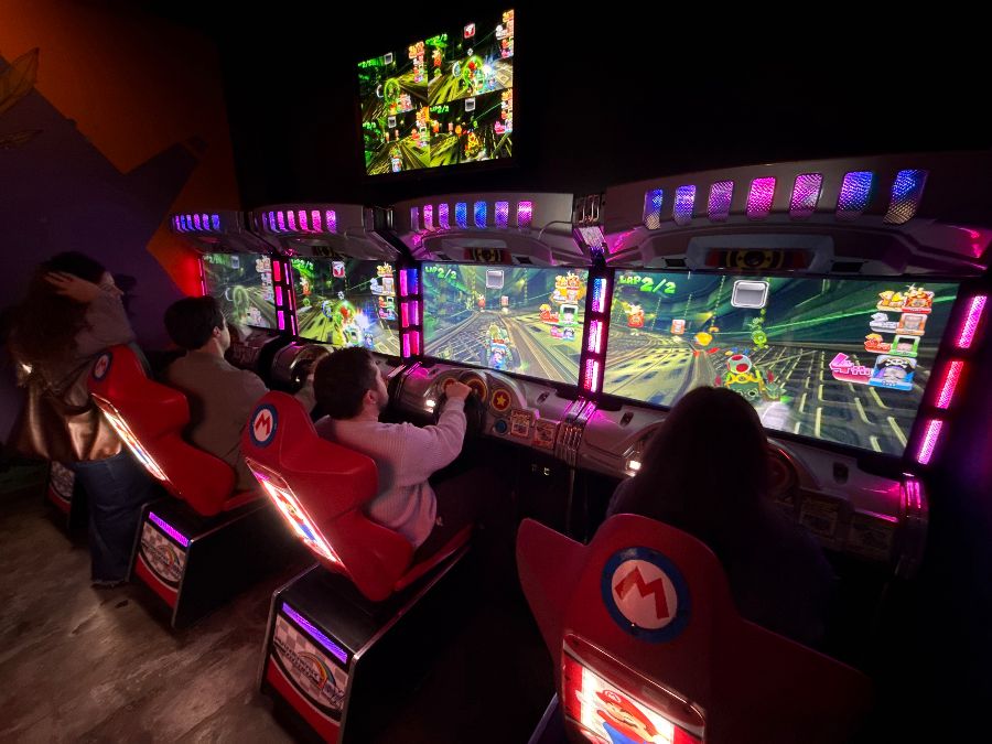 마리오 카트 아케이드 게임을 즐기는 사람들