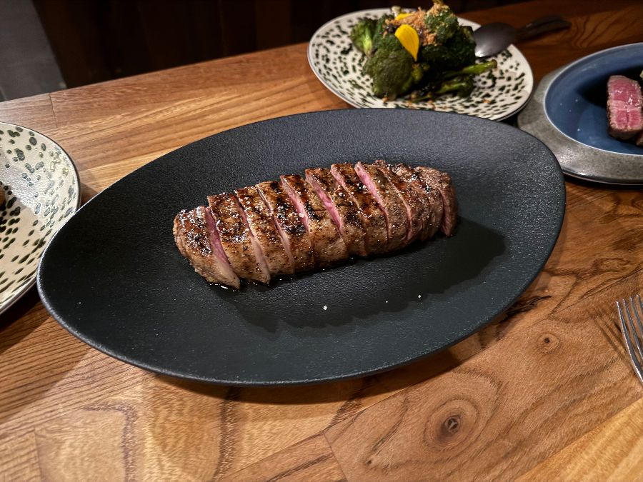 잘 구워진 스테이크