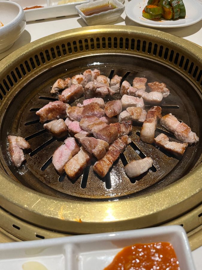 불판 위에서 익어가는 돼지고기