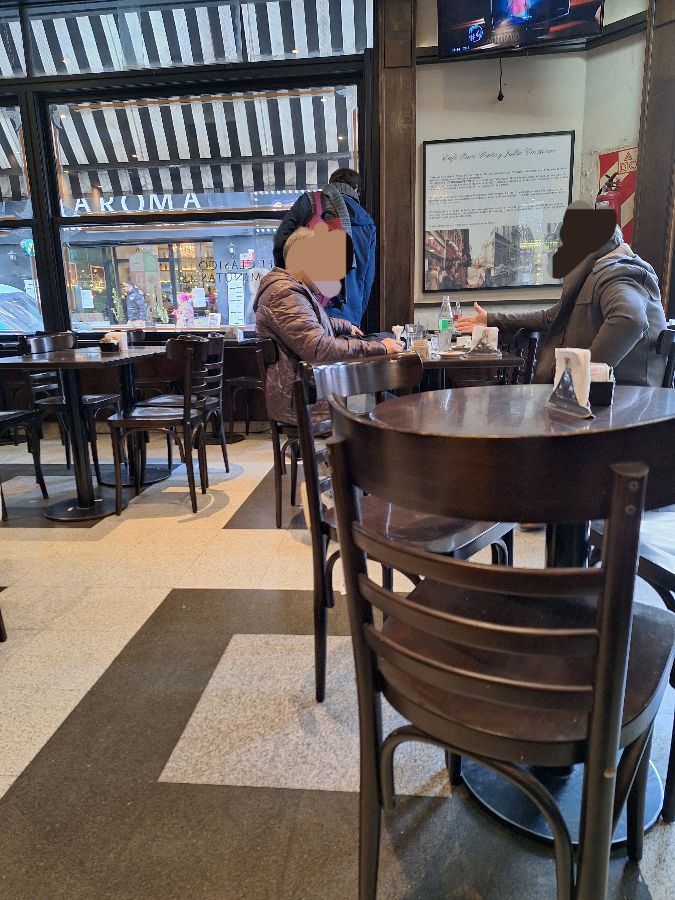 카페 창가 좌석