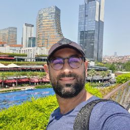 밝게 웃는 남자의 모습에서 엘 아지즈에 대한 만족감을 엿볼 수 있다.