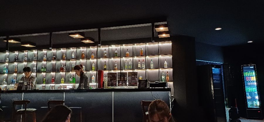 다양한 술병이 진열된 바 테이블