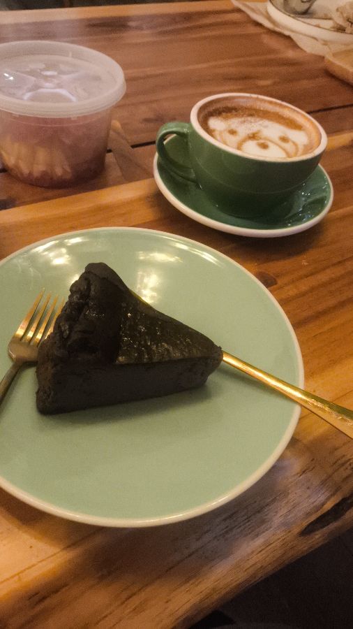 귀여운 라떼 아트가 돋보이는 음료