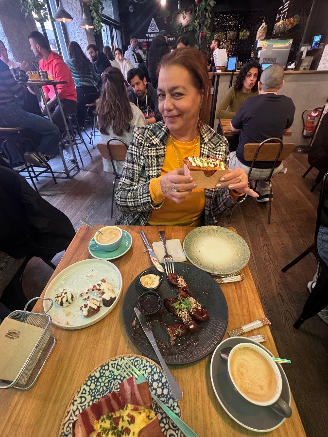 따뜻한 미소와 함께 음식을 들고 있는 손님