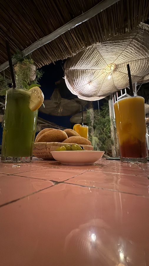 신선한 주스와 빵