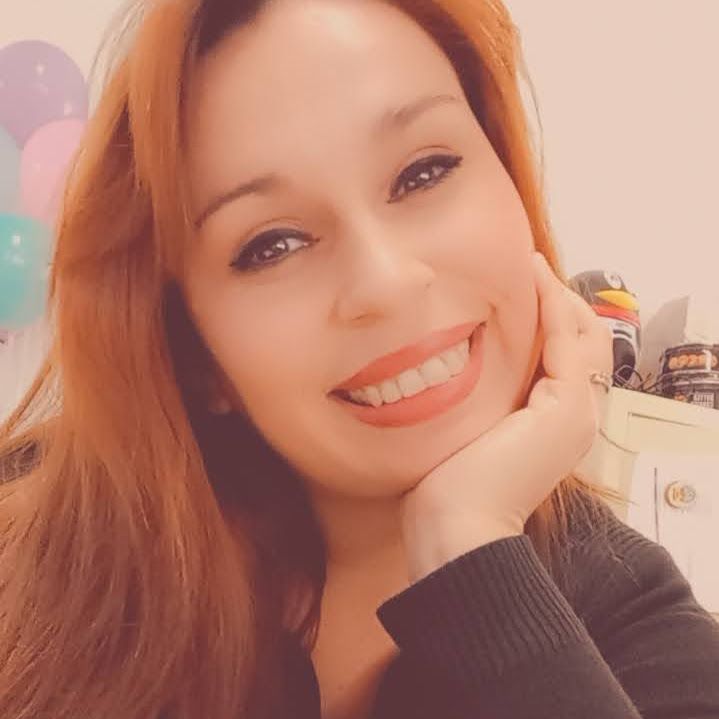 케이크를 들고 웃는 여성