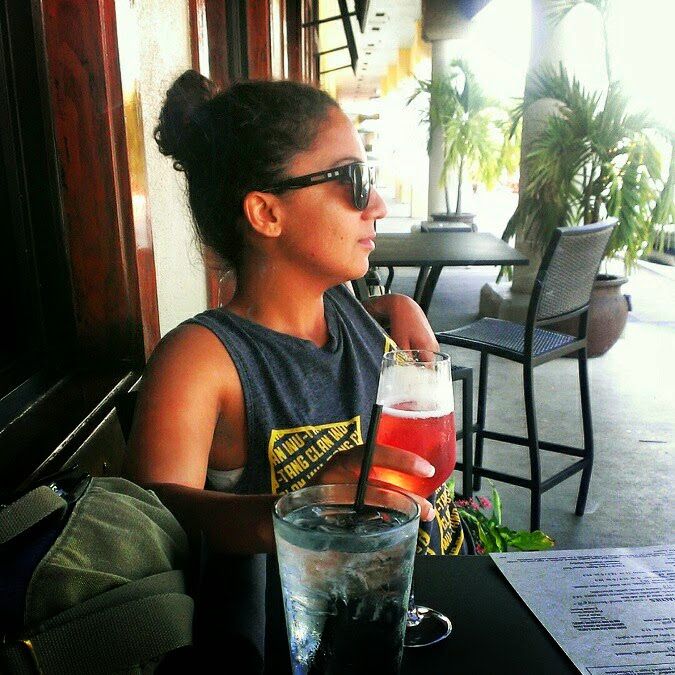 오쇼네시스 펍의 밝은 분위기