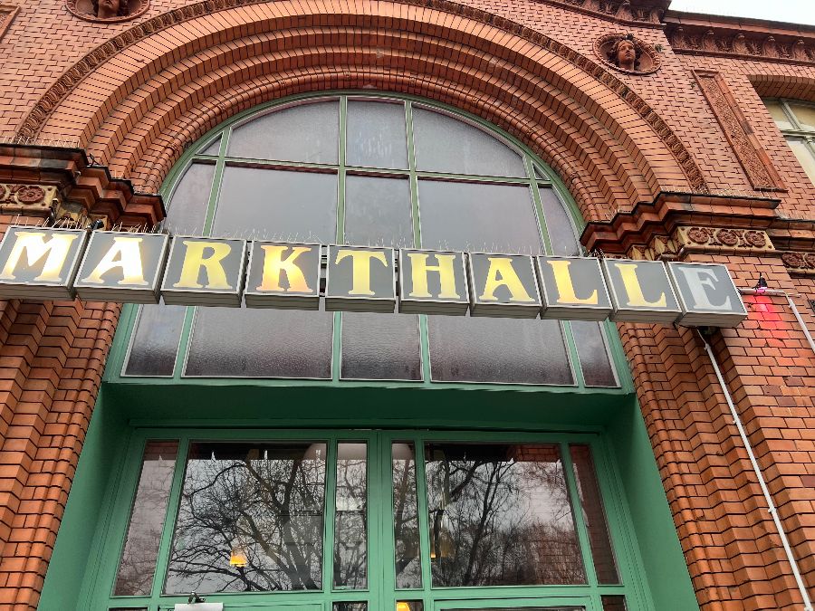 아르미니우스 마켓 홀의 웅장한 외관