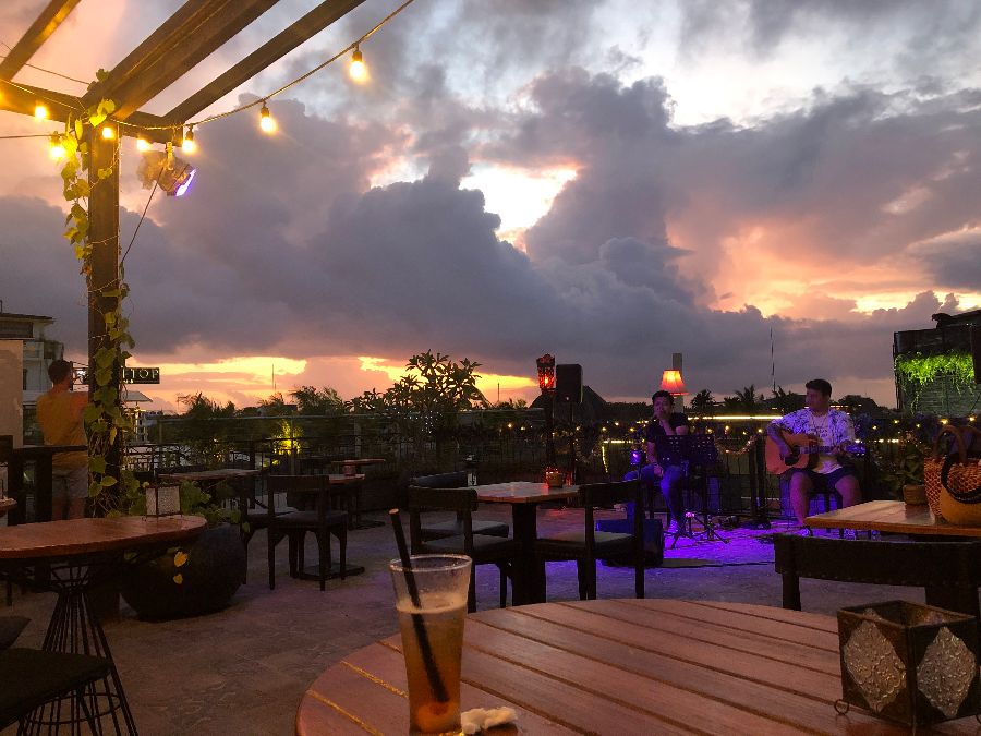 선셋이 아름다운 루프탑 바의 전경