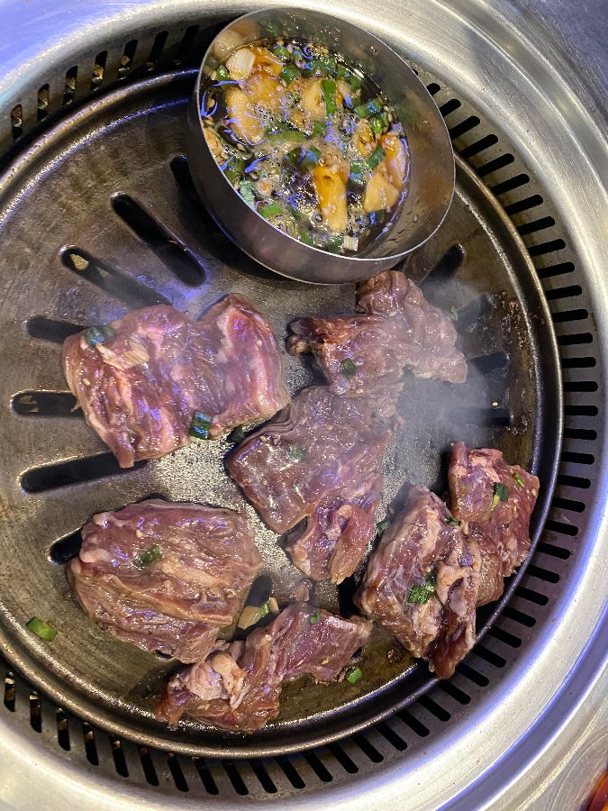 불판 위 양념 소갈비