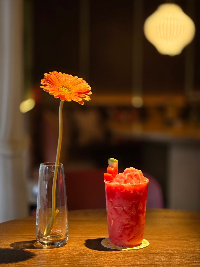 싱그러운 꽃과 음료