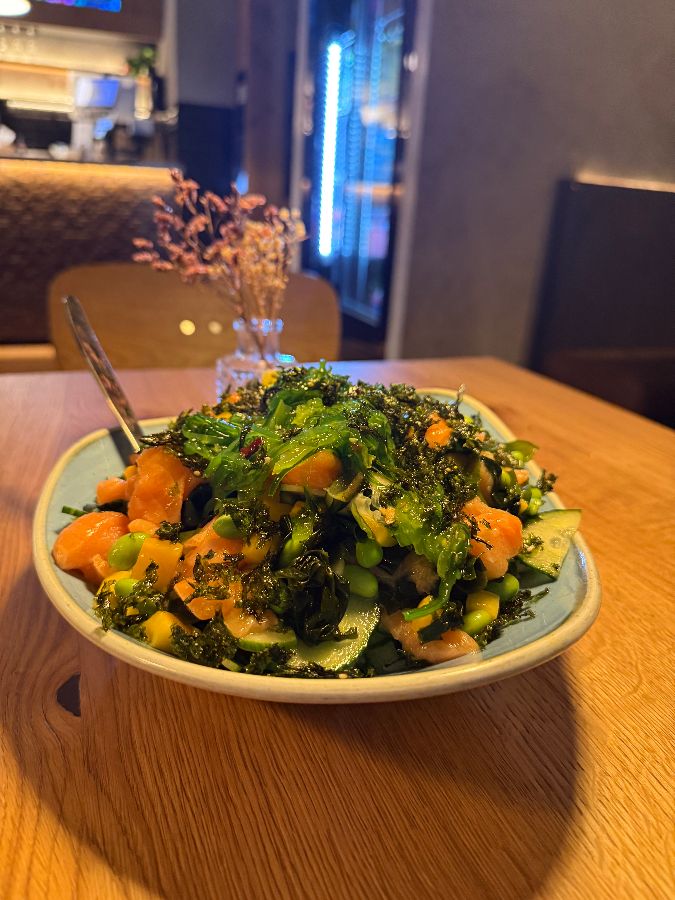 신선한 재료가 듬뿍 들어간 포케