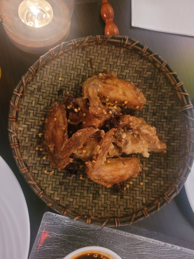 나무 바구니에 담겨 나온 닭 날개 튀김