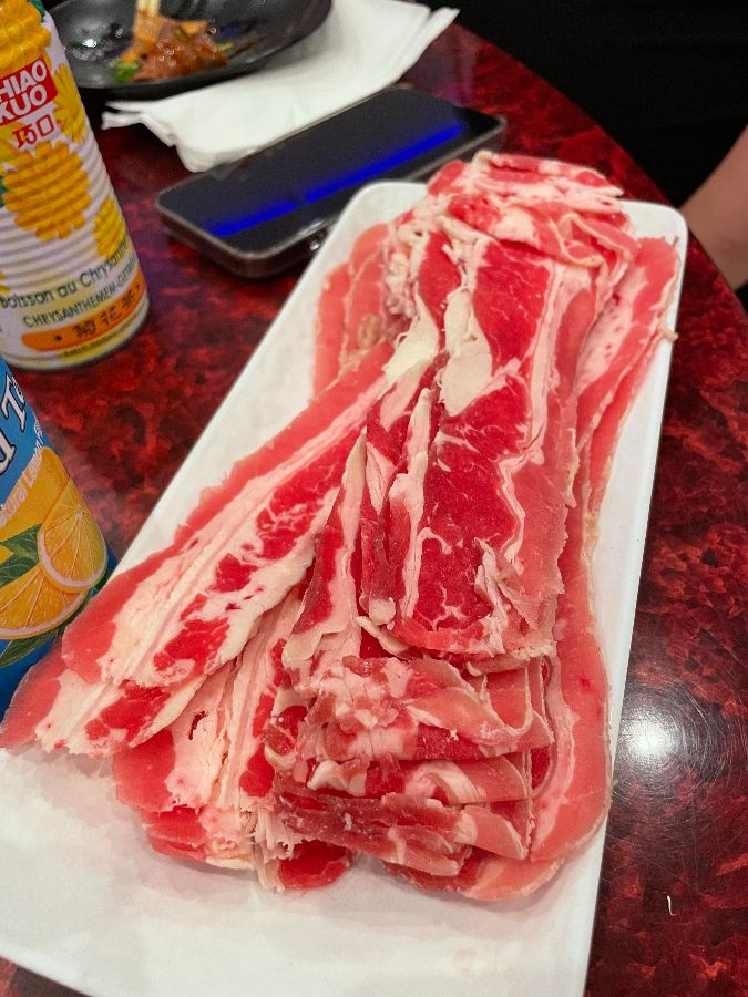 신선한 고기 한 접시