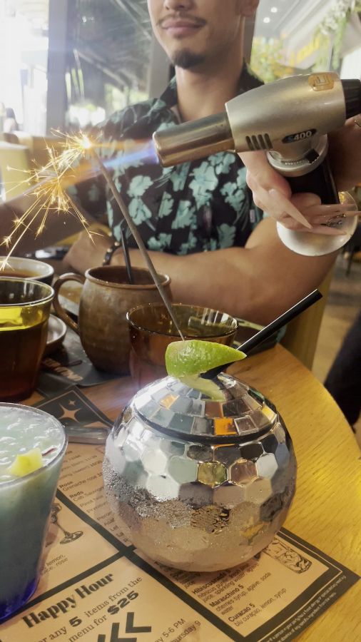 토치로 불을 붙이는 칵테일