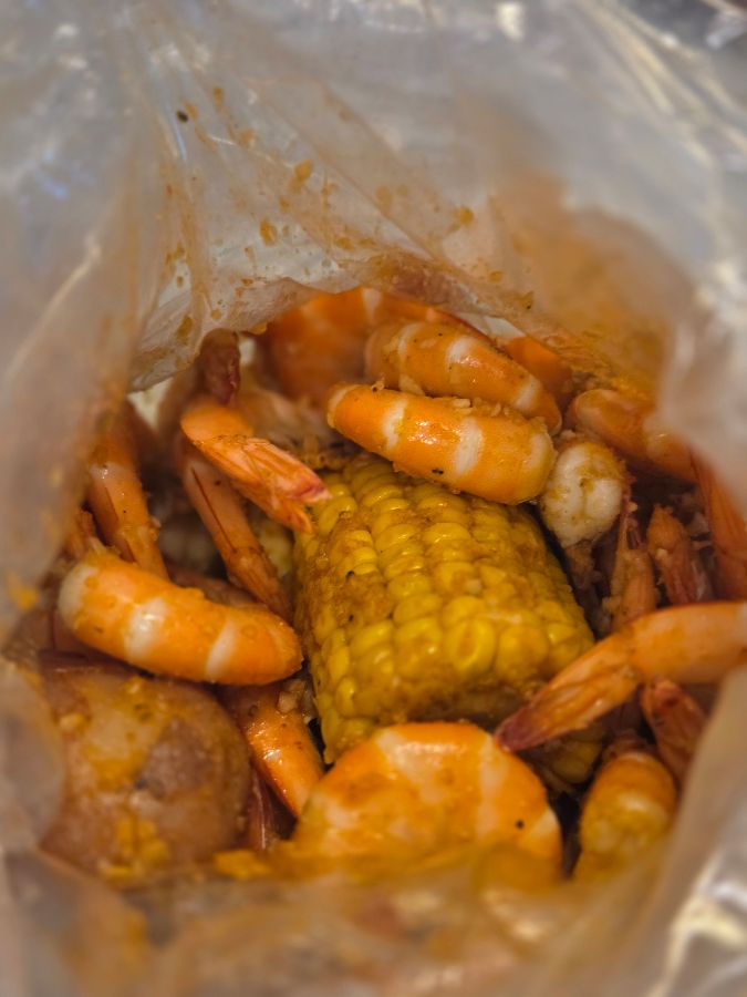 스파이시 소스에 버무려진 새우와 옥수수