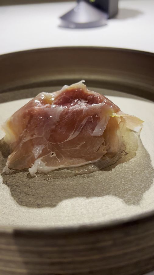 섬세하게 플레이팅된 햄 요리