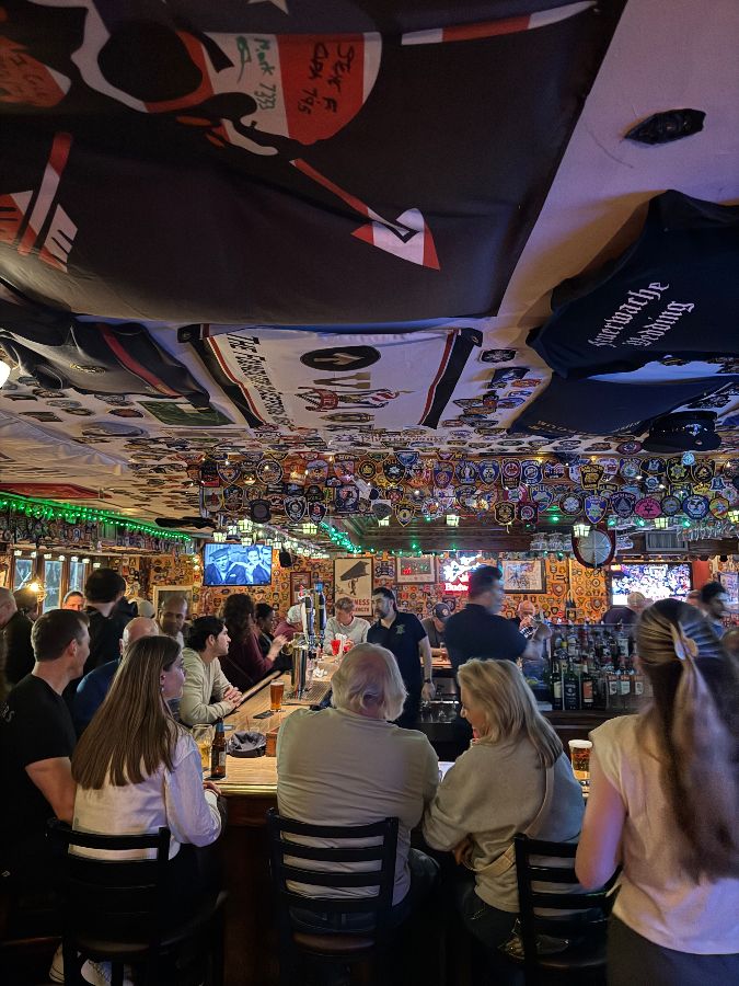 활기 넘치는 펍 내부