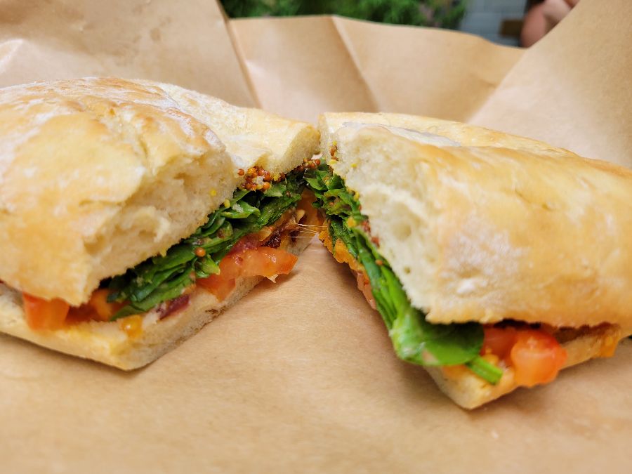 오리나무 훈제 BLT 샌드위치의 단면