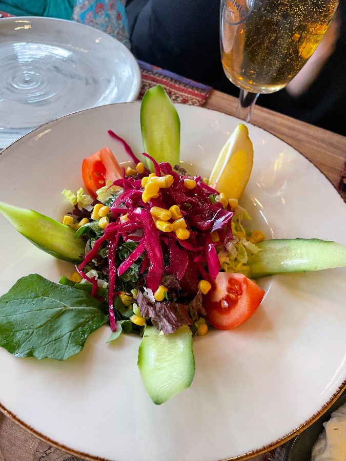 신선한 채소가 가득한 샐러드