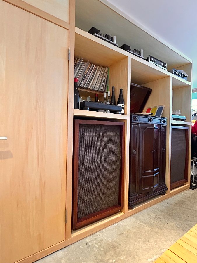 LP판이 가득한 책장과 음향 장비