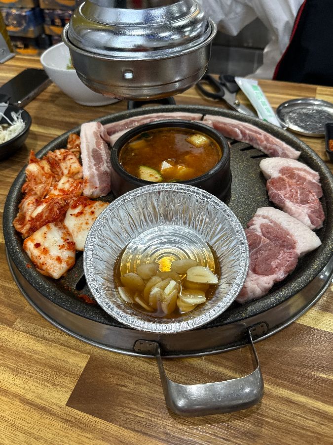 잘 익은 삼겹살을 쌈에 싸서